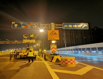 温州郑州市北三环彩虹桥交通标志牌安装现场
